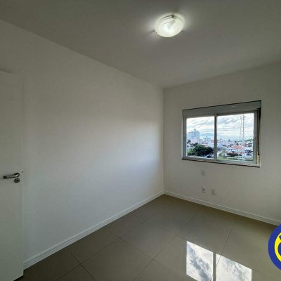 Apartamento com 86m², 3 quartos (sendo 1 suíte), 2 garagens, no bairro Barreiros em São José