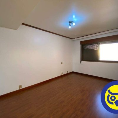 Apartamento com 283m², 3 quartos (sendo 2 suítes), 2 garagens, no bairro Beira Mar em Florianópolis