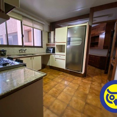 Apartamento com 283m², 3 quartos (sendo 2 suítes), 2 garagens, no bairro Beira Mar em Florianópolis