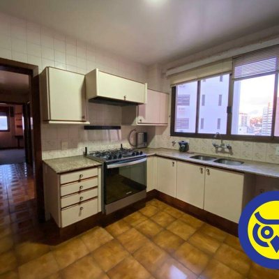 Apartamento com 283m², 3 quartos (sendo 2 suítes), 2 garagens, no bairro Beira Mar em Florianópolis