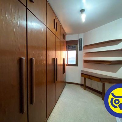 Apartamento com 283m², 3 quartos (sendo 2 suítes), 2 garagens, no bairro Beira Mar em Florianópolis