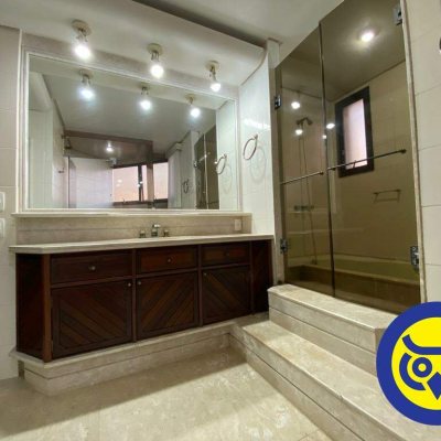 Apartamento com 283m², 3 quartos (sendo 2 suítes), 2 garagens, no bairro Beira Mar em Florianópolis