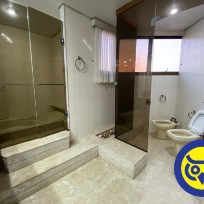 Apartamento com 283m², 3 quartos (sendo 2 suítes), 2 garagens, no bairro Beira Mar em Florianópolis