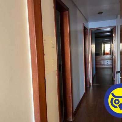 Apartamento com 283m², 3 quartos (sendo 2 suítes), 2 garagens, no bairro Beira Mar em Florianópolis