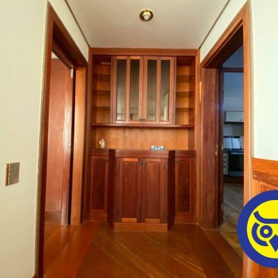 Apartamento com 283m², 3 quartos (sendo 2 suítes), 2 garagens, no bairro Beira Mar em Florianópolis