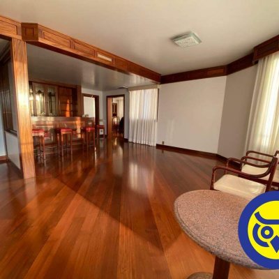 Apartamento com 283m², 3 quartos (sendo 2 suítes), 2 garagens, no bairro Beira Mar em Florianópolis