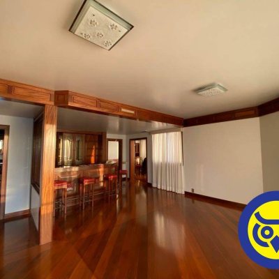 Apartamento com 283m², 3 quartos (sendo 2 suítes), 2 garagens, no bairro Beira Mar em Florianópolis