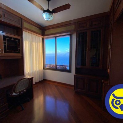 Apartamento com 283m², 3 quartos (sendo 2 suítes), 2 garagens, no bairro Beira Mar em Florianópolis