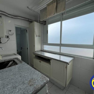 Apartamento com 125m², 3 quartos (sendo 3 suítes), 3 garagens, no bairro Centro em Florianópolis