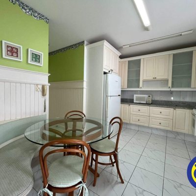 Apartamento com 125m², 3 quartos (sendo 3 suítes), 3 garagens, no bairro Centro em Florianópolis