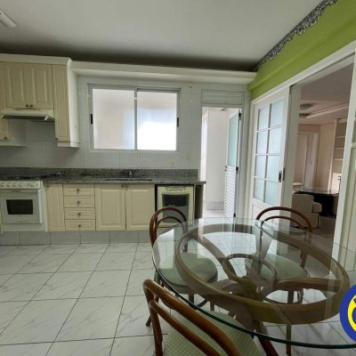 Apartamento com 125m², 3 quartos (sendo 3 suítes), 3 garagens, no bairro Centro em Florianópolis