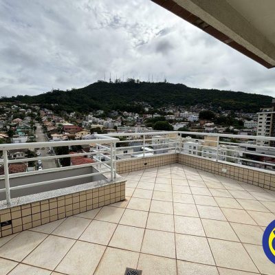 Apartamento com 138m², 2 quartos, 1 suíte, 2 garagens, no bairro Trindade em Florianópolis