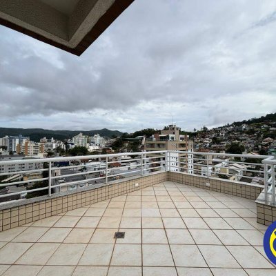 Apartamento com 138m², 2 quartos, 1 suíte, 2 garagens, no bairro Trindade em Florianópolis