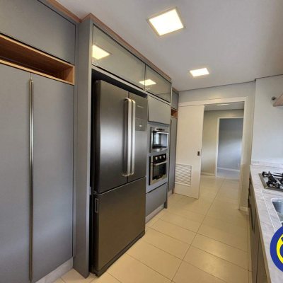 Apartamento com 240m², 3 quartos (sendo 3 suítes), 3 garagens, no bairro João Paulo em Florianópolis