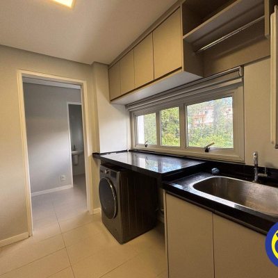 Apartamento com 240m², 3 quartos (sendo 3 suítes), 3 garagens, no bairro João Paulo em Florianópolis
