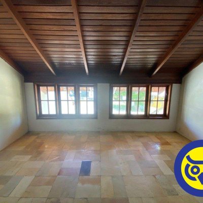 Casa Comercial com 239m², 4 quartos, 1 suíte, 6 garagens, no bairro João Paulo em Florianópolis