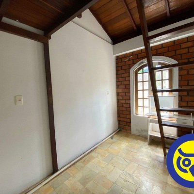 Casa Comercial com 239m², 4 quartos, 1 suíte, 6 garagens, no bairro João Paulo em Florianópolis