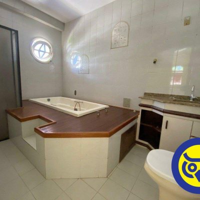 Casa Comercial com 239m², 4 quartos, 1 suíte, 6 garagens, no bairro João Paulo em Florianópolis