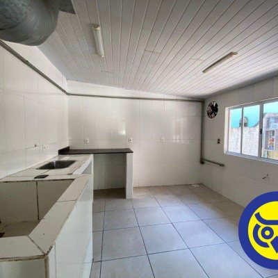 Casa Comercial com 239m², 4 quartos, 1 suíte, 6 garagens, no bairro João Paulo em Florianópolis