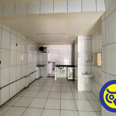 Casa Comercial com 239m², 4 quartos, 1 suíte, 6 garagens, no bairro João Paulo em Florianópolis