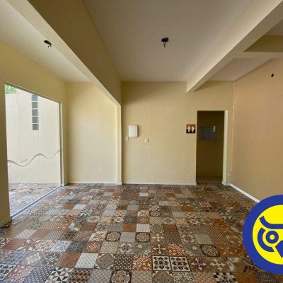 Casa Comercial com 239m², 4 quartos, 1 suíte, 6 garagens, no bairro João Paulo em Florianópolis