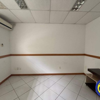 Casa com 350m², 10 garagens, no bairro Agronômica em Florianópolis