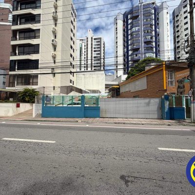 Casa com 350m², 10 garagens, no bairro Agronômica em Florianópolis
