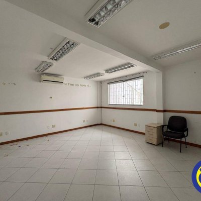 Casa com 350m², 10 garagens, no bairro Agronômica em Florianópolis