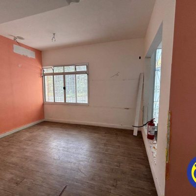 Casa com 350m², 10 garagens, no bairro Agronômica em Florianópolis