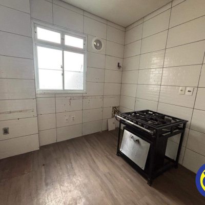 Casa com 350m², 10 garagens, no bairro Agronômica em Florianópolis