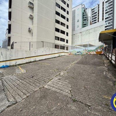 Casa com 350m², 10 garagens, no bairro Agronômica em Florianópolis