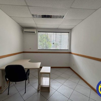 Casa com 350m², 10 garagens, no bairro Agronômica em Florianópolis