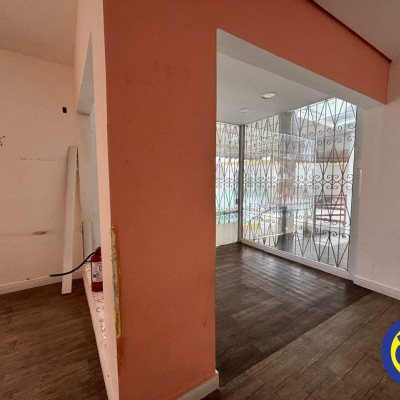 Casa com 350m², 10 garagens, no bairro Agronômica em Florianópolis