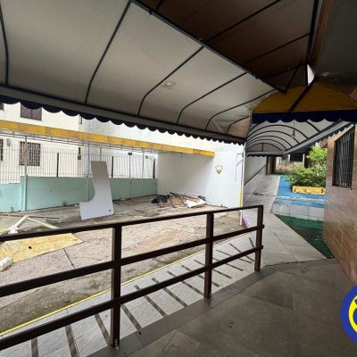 Casa com 350m², 10 garagens, no bairro Agronômica em Florianópolis