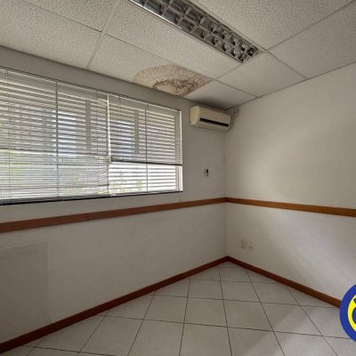 Casa com 350m², 10 garagens, no bairro Agronômica em Florianópolis