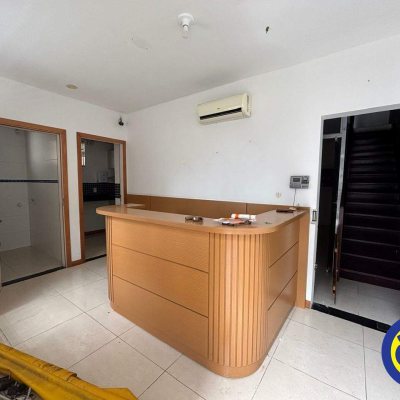 Casa com 350m², 10 garagens, no bairro Agronômica em Florianópolis