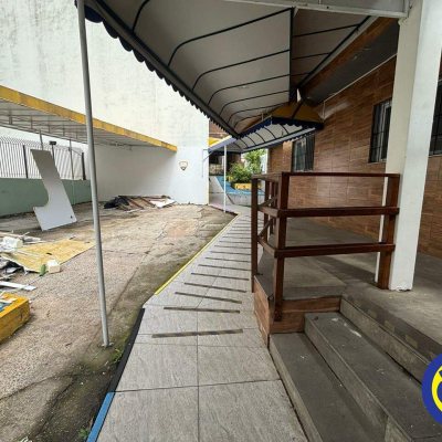 Casa com 350m², 10 garagens, no bairro Agronômica em Florianópolis