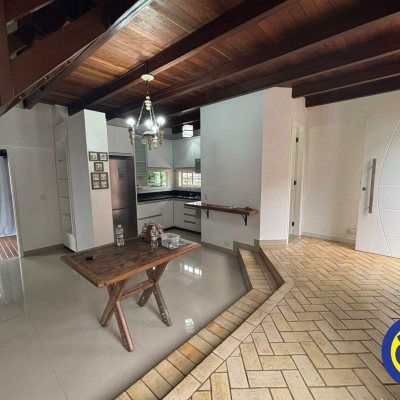 Casa com 66m², 2 quartos, 2 garagens, no bairro Agronômica em Florianópolis