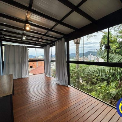 Casa com 66m², 2 quartos, 2 garagens, no bairro Agronômica em Florianópolis