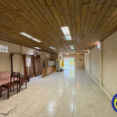 Casa Comercial com 172m², 2 garagens, no bairro Centro em Florianópolis