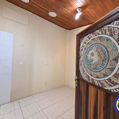Casa Comercial com 172m², 2 garagens, no bairro Centro em Florianópolis