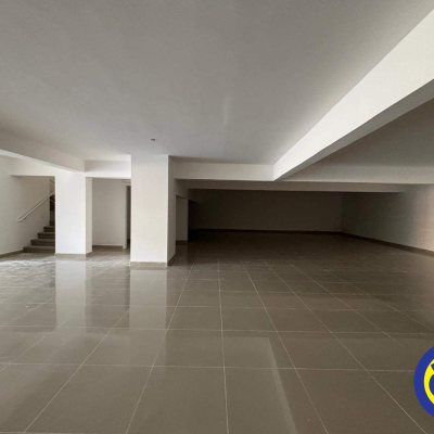 Loja com 370m², 2 garagens, no bairro Saco dos Limões em Florianópolis