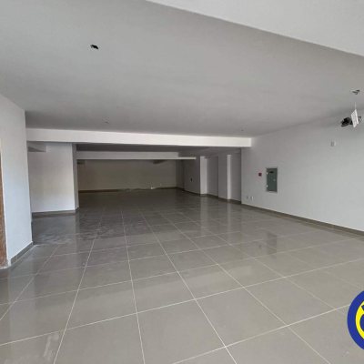 Loja com 370m², 2 garagens, no bairro Saco dos Limões em Florianópolis