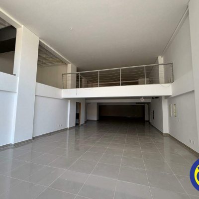 Loja com 370m², 2 garagens, no bairro Saco dos Limões em Florianópolis