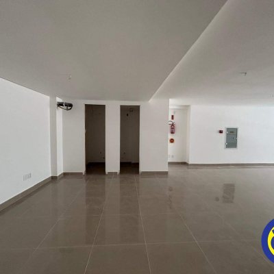 Loja com 370m², 2 garagens, no bairro Saco dos Limões em Florianópolis