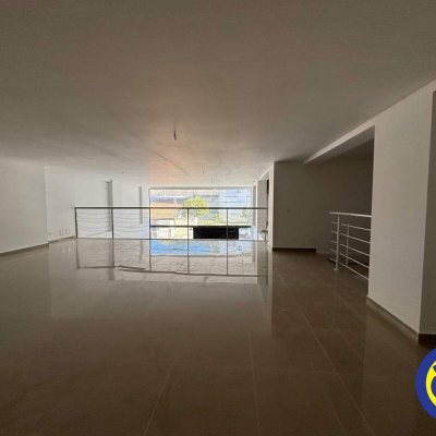 Loja com 370m², 2 garagens, no bairro Saco dos Limões em Florianópolis