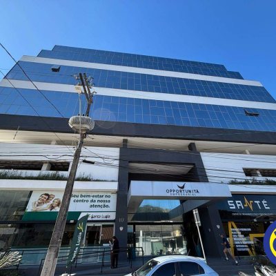 Loja com 370m², 2 garagens, no bairro Saco dos Limões em Florianópolis