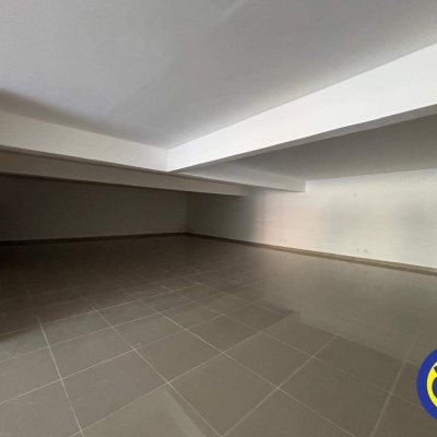 Loja com 370m², 2 garagens, no bairro Saco dos Limões em Florianópolis