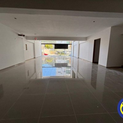 Loja com 370m², 2 garagens, no bairro Saco dos Limões em Florianópolis