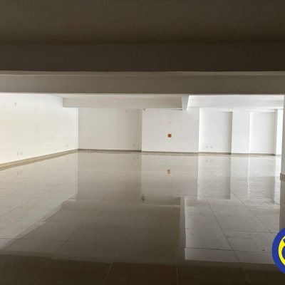 Loja com 370m², 2 garagens, no bairro Saco dos Limões em Florianópolis